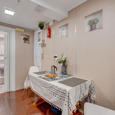 Historic Building, Centrally Located, Close To Eve Διαμέρισμα *