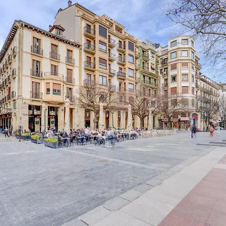 Historic Building, Centrally Located, Close To Eve Διαμέρισμα